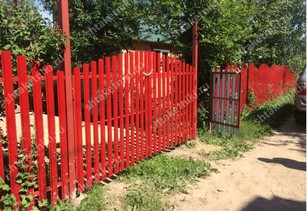 Забор евроштакетник горокой в Перми цвет рубин