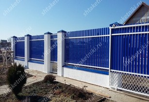 Фото забора из синего штакетника в Перми